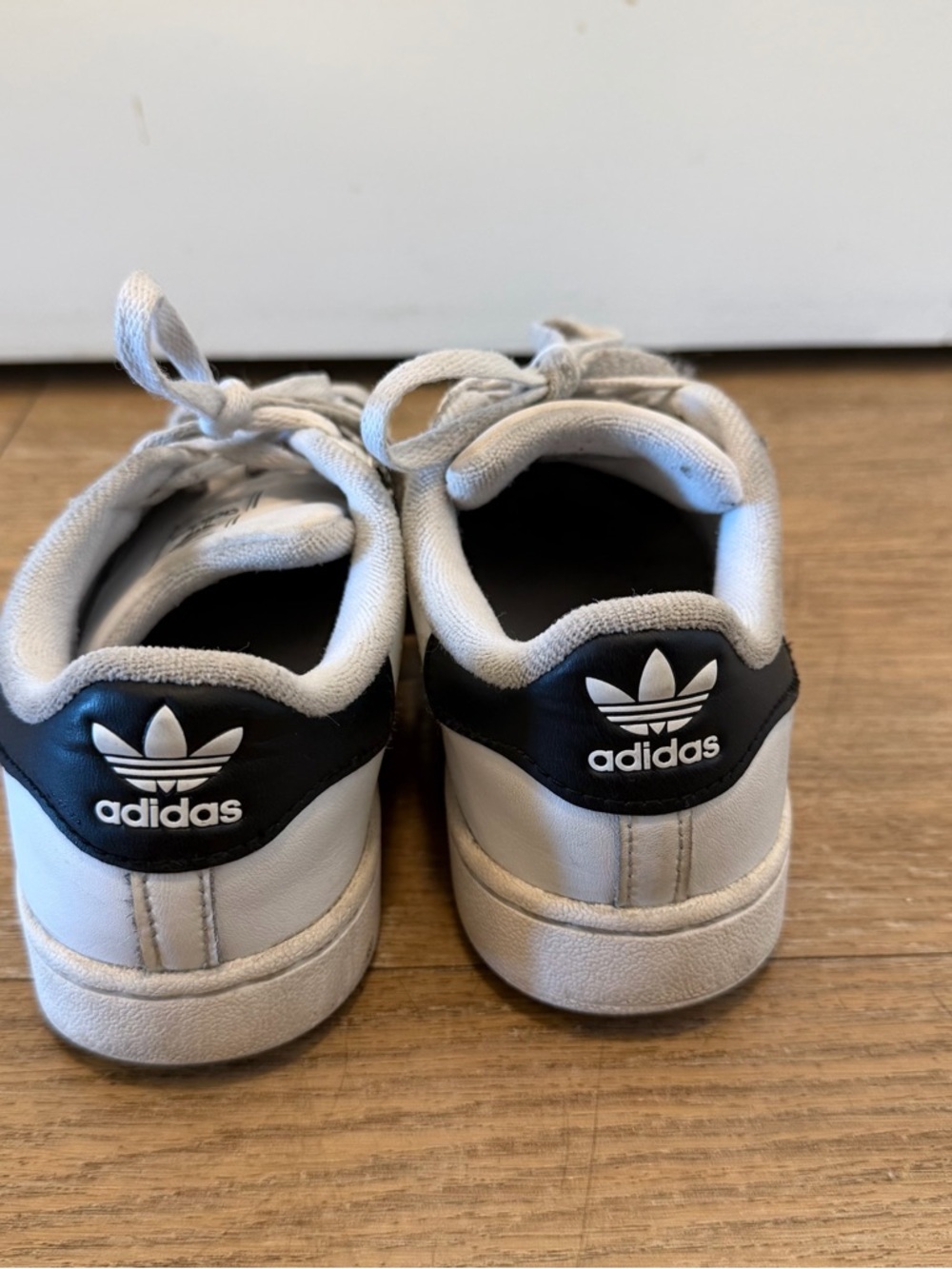 adidas superstar Kids White Sneakers with Black Stripes size 1 - Picture 4 of 5